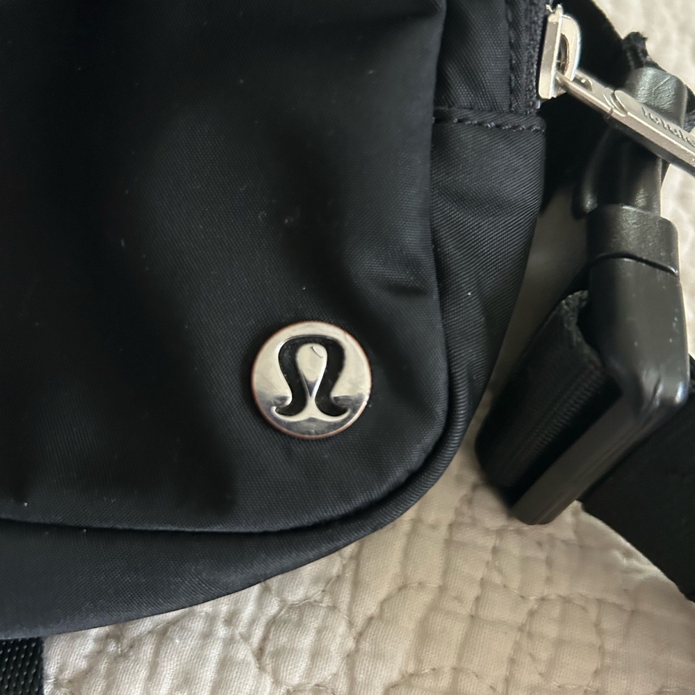 lululemon athletica Black Crossbody 2L Bag - Picture 4 of 7